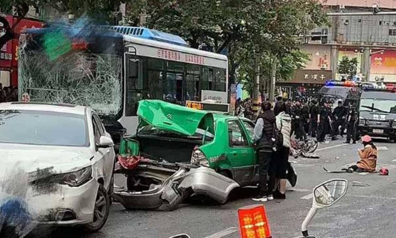 Κίνα: Άνδρας σε αμόκ έκανε πειρατεία σε λεωφορείο – Χωρίς δισταγμό θέρισε πεζούς και μοτοσικλετιστές