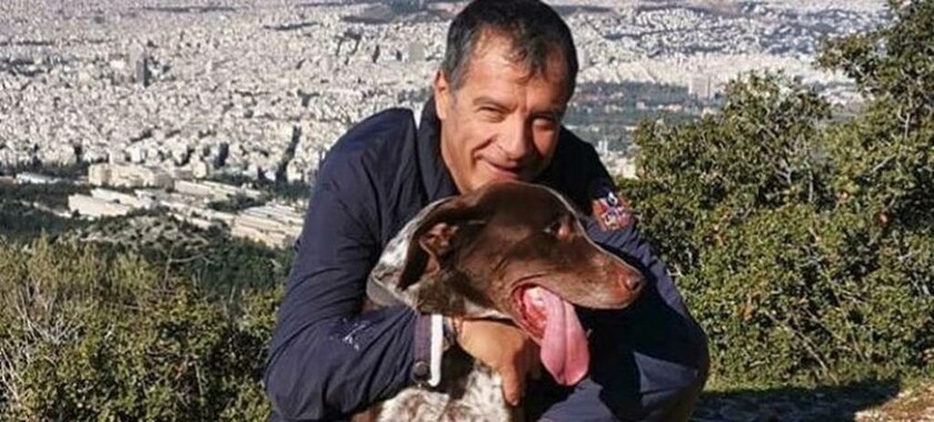 Σταύρος Θεοδωράκης: Χαλαρή βόλτα στον Υμηττό με τον σκύλο του