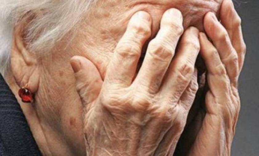 Λαμία: Στιγμές τρόμου για ηλικιωμένη γυναίκα - Ανήλικοι της έκαναν κεφαλοκλείδωμα και τη λήστεψαν