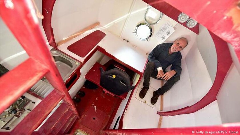 «Θρίλερ» στα ανοιχτά: 71χρονος διασχίζει τον Ατλαντικό σε βαρέλι από κόντρα πλακέ (Vids+Pics)