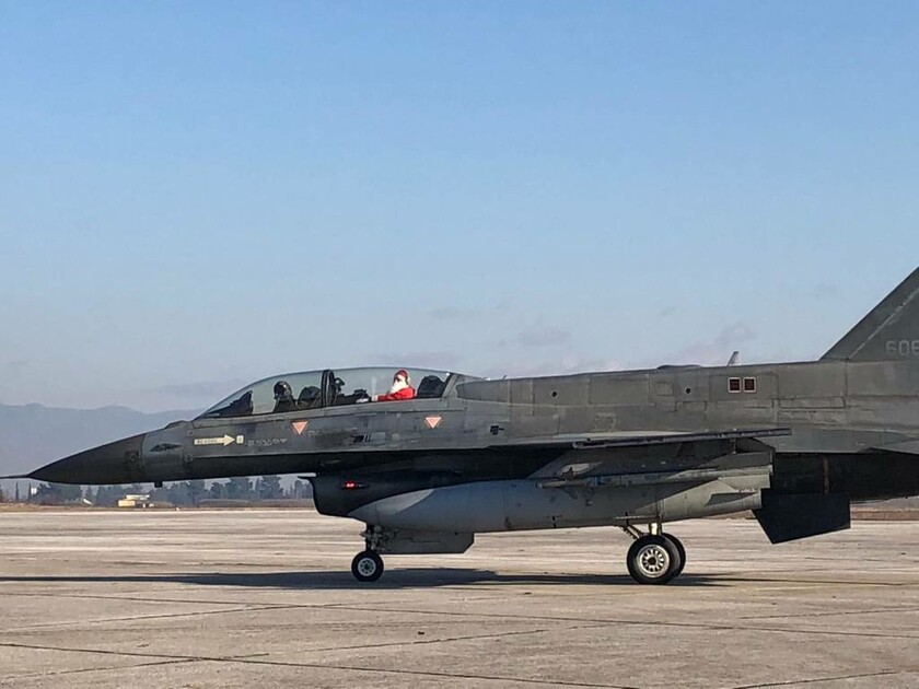 Με F-16 προσγειώθηκε ο Άγιος Βασίλης στη Λάρισα (pics)