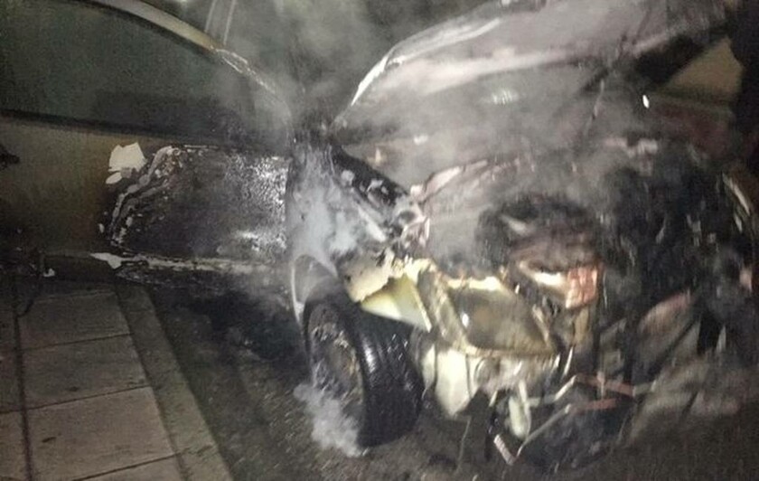 Συναγερμός στο Αγρίνιο για φωτιά σε αυτοκίνητο (pics)