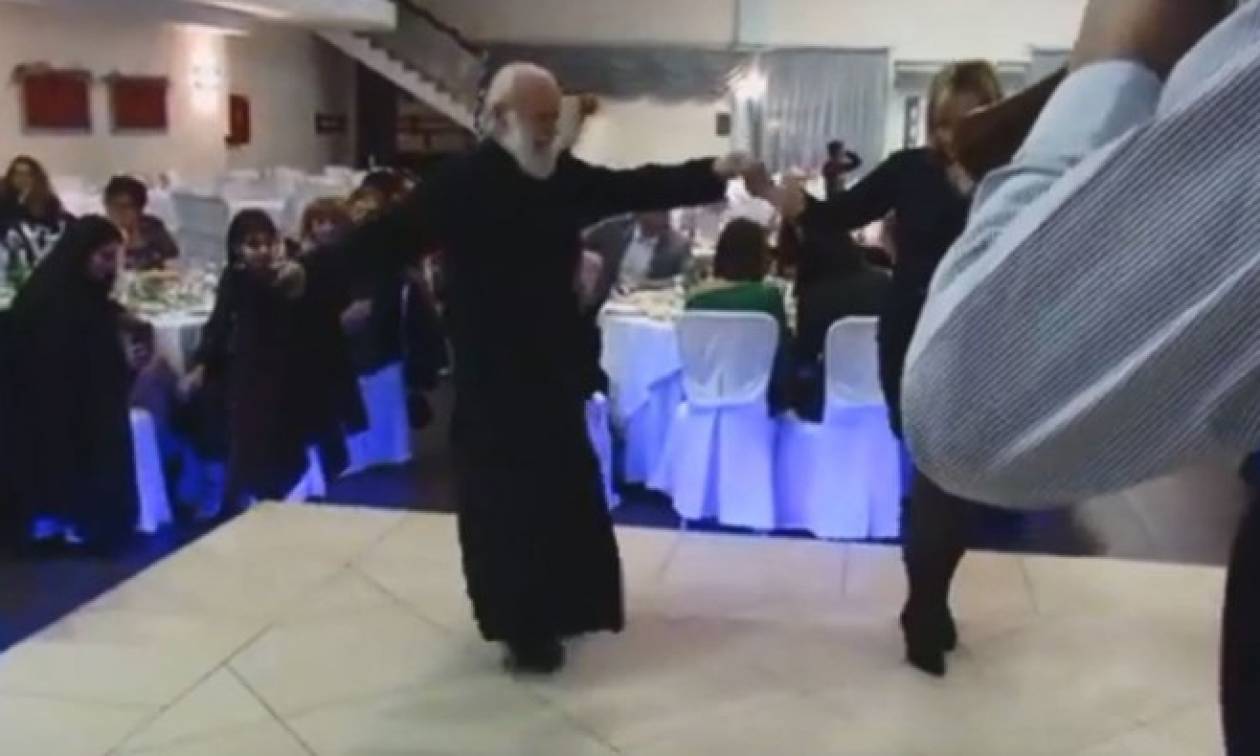 Λεβέντης ιερέας 80 ετών χορεύει το «Μακεδονία Ξακουστή» και προκαλεί ρίγος (vid)