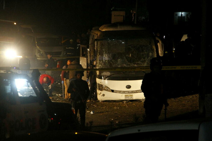 Έκρηξη σε τουριστικό λεωφορείο στο Κάιρο: Τουλάχιστον δύο νεκροί (pics)