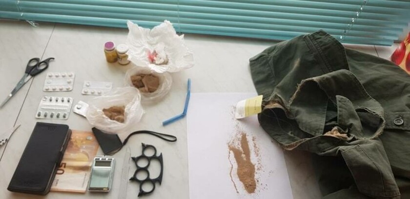 Ηράκλειο: Έκρυβε ηρωίνη ακόμα και στις ραφές του μπουφάν του! (pics)