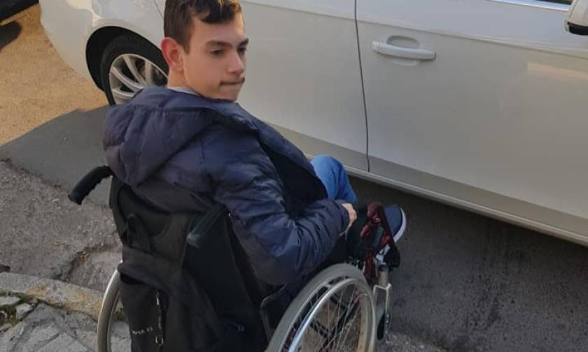 Άτομο με αναπηρία έμεινε 45 λεπτά σε διάβαση - Η ανάρτηση που «γκρέμισε» το διαδίκτυο (Pics)