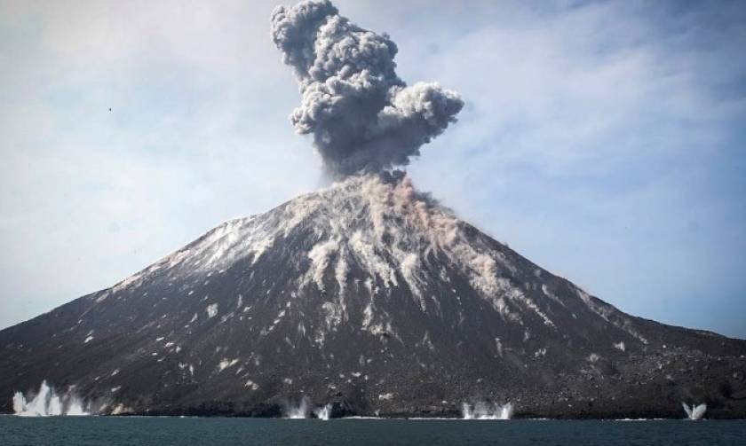 Ινδονησία: Οι εκρήξεις το εξαφάνισαν! Το ηφαίστειο Ανάκ Κρακατόα έχασε 228 μέτρα (vid)
