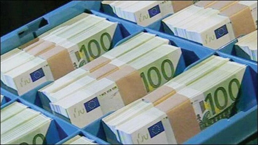 Λεφτά υπάρχουν εκτός τραπεζών - Δισεκατομμύρια ευρώ σε θυρίδες και... στρώματα