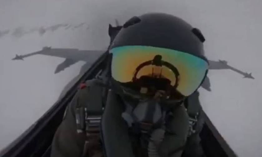 Συγκλονιστικό βίντεο: Η στιγμή που κεραυνός χτυπάει F18 - H αντίδραση του πιλότου