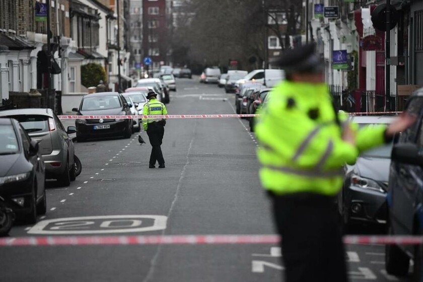 Σκηνές – Σοκ στο Λονδίνο: Όχλος κυνήγησε, γρονθοκόπησε και μαχαίρωσε νεαρό άνδρα στη μέση του δρόμου