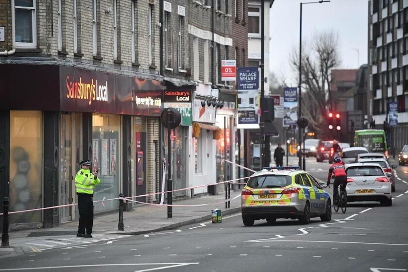 Σκηνές – Σοκ στο Λονδίνο: Όχλος κυνήγησε, γρονθοκόπησε και μαχαίρωσε νεαρό άνδρα στη μέση του δρόμου