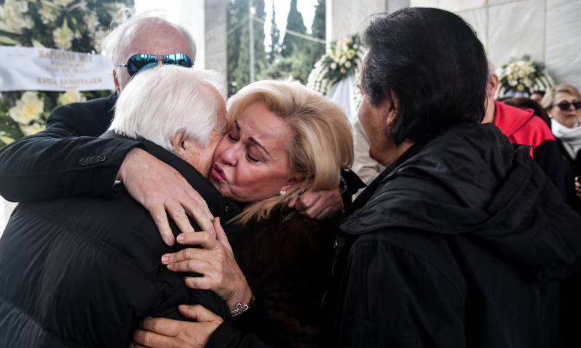 Κηδεία Μαριάννας Τόλη: Ράγισαν καρδιές στο «τελευταίο αντίο» (vid)