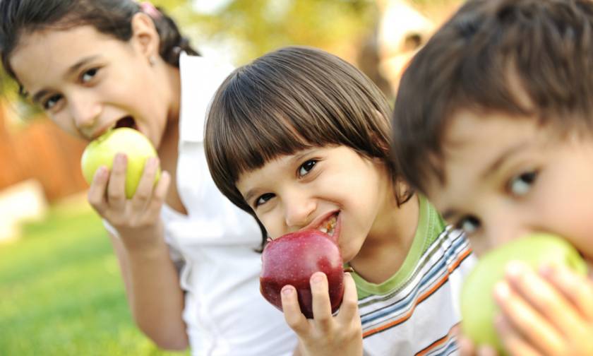 Αυτοί είναι οι πραγματικοί λόγοι για να τρώς ένα μήλο την ημέρα (video)