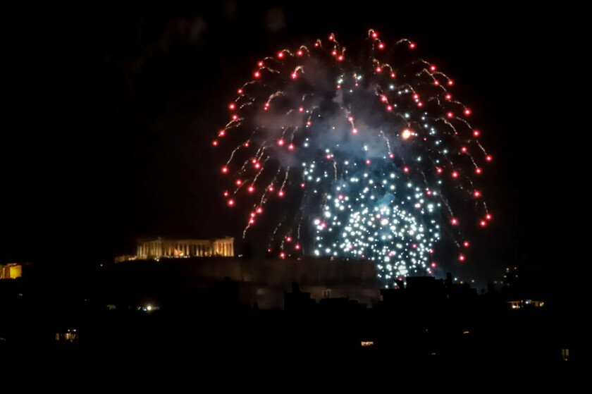 Πρωτοχρονιά 2019: Φαντασμαγορικό σόου στην Αθήνα  - «Άστραψε» ο ουρανός από τα πυροτεχνήματα (Pics)
