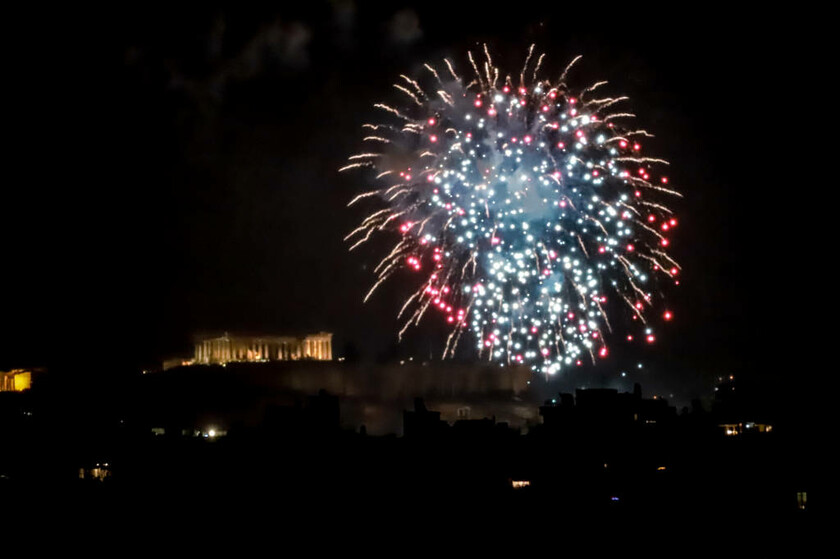 Πρωτοχρονιά 2019: Φαντασμαγορικό σόου στην Αθήνα  - «Άστραψε» ο ουρανός από τα πυροτεχνήματα (Pics)