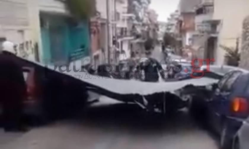 Παρ' ολίγον τραγωδία στην Πάτρα: Σφοδροί άνεμοι «εκτόξευσαν» στο δρόμο στέγη αλουμινίου