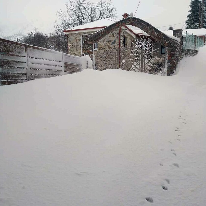 Καιρός: Πρωτοχρονιά με χιόνι σε Ελασσόνα, Φάρσαλα και Κίσσαβο (pics+vid)