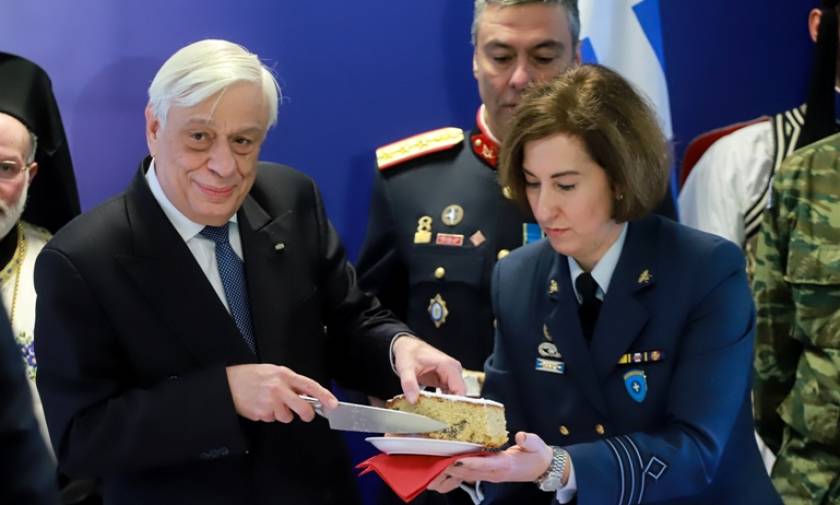 Στον Πρόεδρο της Δημοκρατίας το φλουρί της πίτας της Προεδρικής Φρουράς (pics)