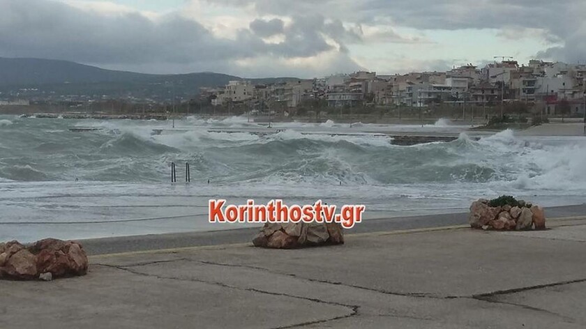 Καιρός: Η θάλασσα βγήκε στη στεριά στην Κόρινθο (pics)