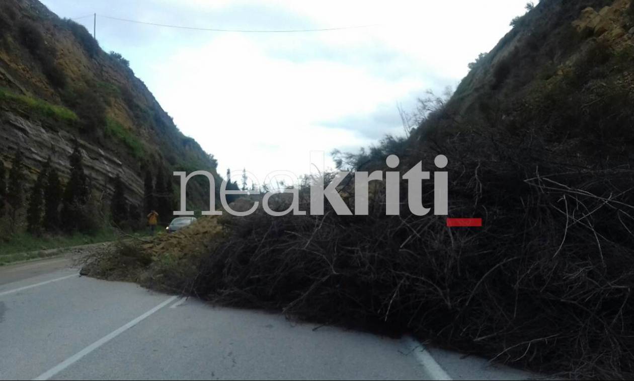 Καιρός - Εικόνες ΣΟΚ στην Κρήτη: Ολόκληρο τμήμα από βουνό έπεσε στην εθνική οδό! (pics)