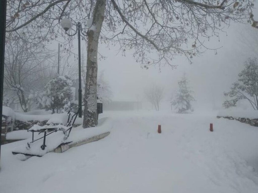 Καιρός: Σε επιφυλακή η Φθιώτιδα - Πολλά χωριά είναι αποκλεισμένα από το χιόνι (pics+vid)