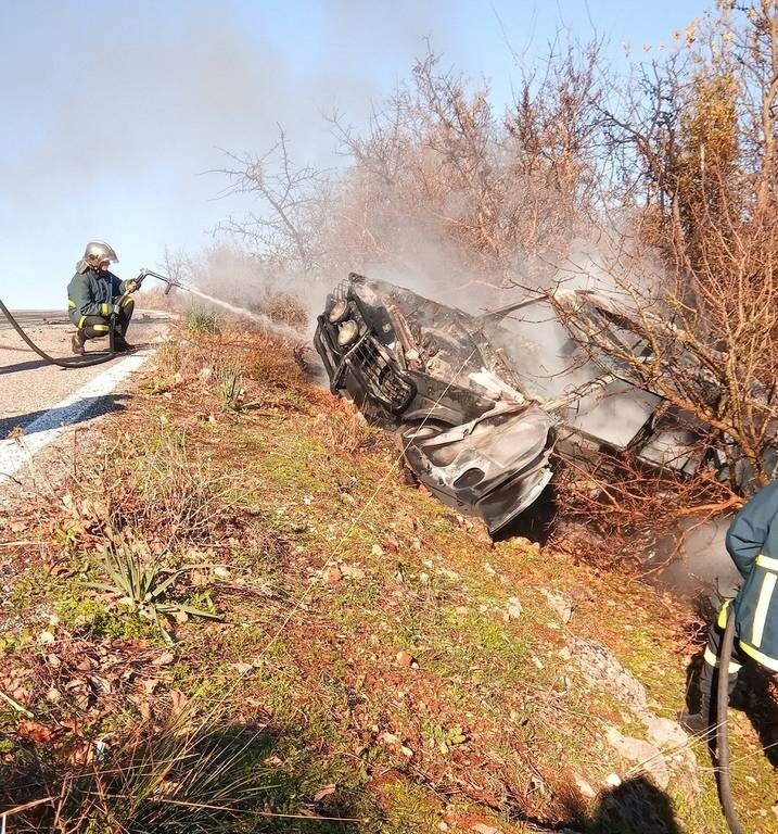 Αγρίνιο: Αυτοκίνητο τυλίχθηκε στις φλόγες (pics)