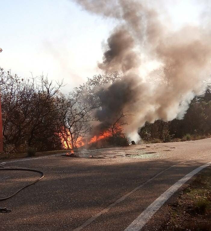 Αγρίνιο: Αυτοκίνητο τυλίχθηκε στις φλόγες (pics)