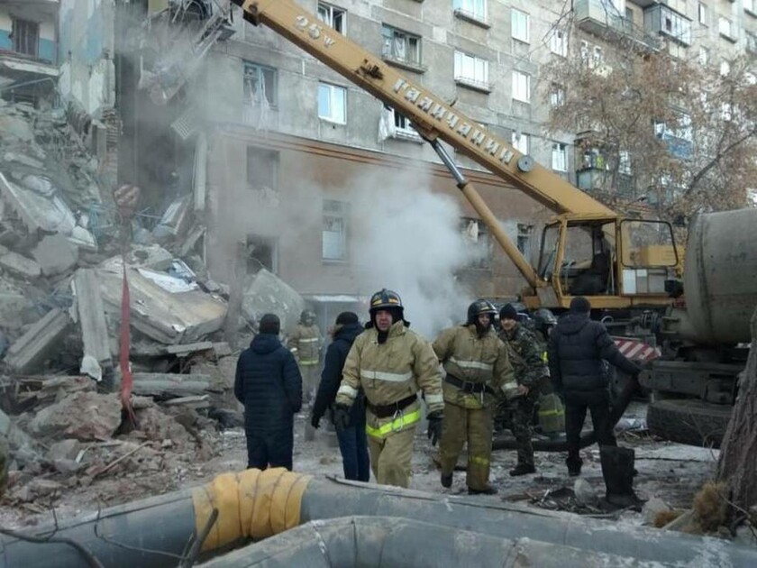Ρωσία: Αγωνία στους -27 βαθμούς - Βρίσκουν συνέχεια νεκρούς στα συντρίμμια της πολυκατοικίας (vids)