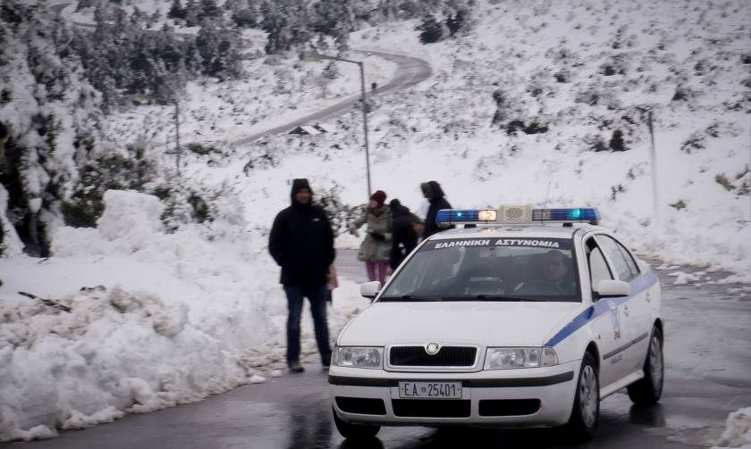 Καιρός ΤΩΡΑ: Χιονίζει σε όλη τη Θεσσαλία - «Μάχη» για να κρατηθούν ανοιχτοί οι δρόμοι