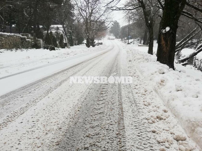 Καιρός ΤΩΡΑ: Πυκνή χιονόπτωση στην Πάρνηθα - Κλειστός ο δρόμος από το τελεφερίκ (pics+vid)