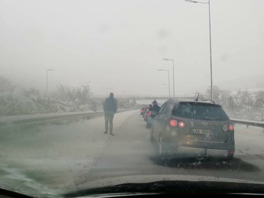 Καιρός: Εγκλωβίστηκαν οδηγοί στο δρόμο για τη Βέροια (pics)