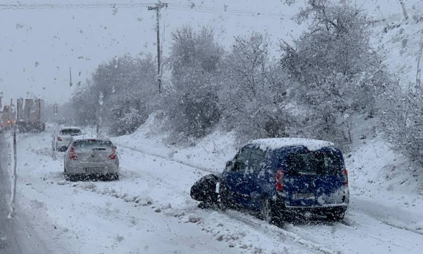 Κακοκαιρία: Δίπλωσε νταλίκα στο Βόλο - Ουρές χιλιομέτρων μέσα στα χιόνια