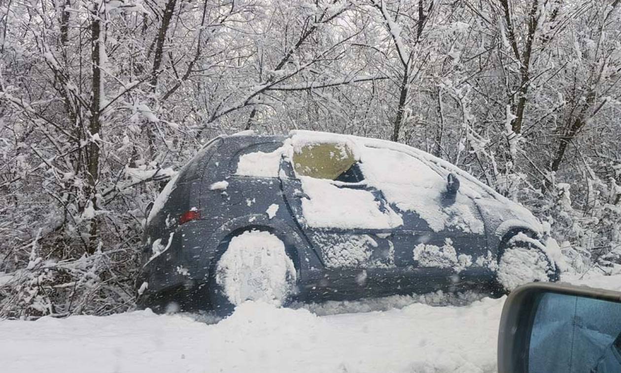 Κακοκαιρία: Οχήματα γλίστρησαν στα χιόνια και βγήκαν εκτός δρόμου στα Φάρσαλα (pics)