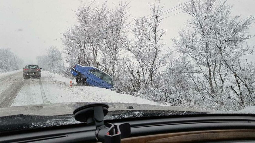 Κακοκαιρία: Οχήματα γλίστρησαν στα χιόνια και βγήκαν εκτός δρόμου στα Φάρσαλα (pics)