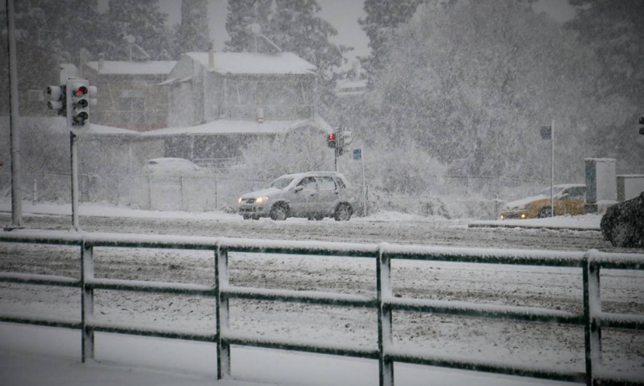 Οδήγηση στο χιόνι: Όλα όσα πρέπει να γνωρίζει ο οδηγός για να μετακινηθεί με ασφάλεια (vid)