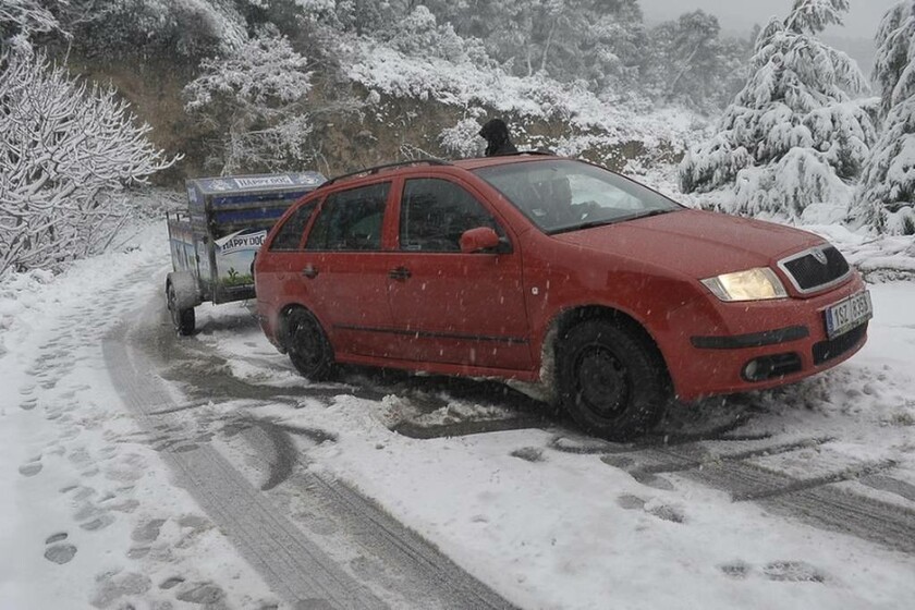 Οδήγηση στο χιόνι: Όλα όσα πρέπει να γνωρίζει ο οδηγός για να μετακινηθεί με ασφάλεια (vid)