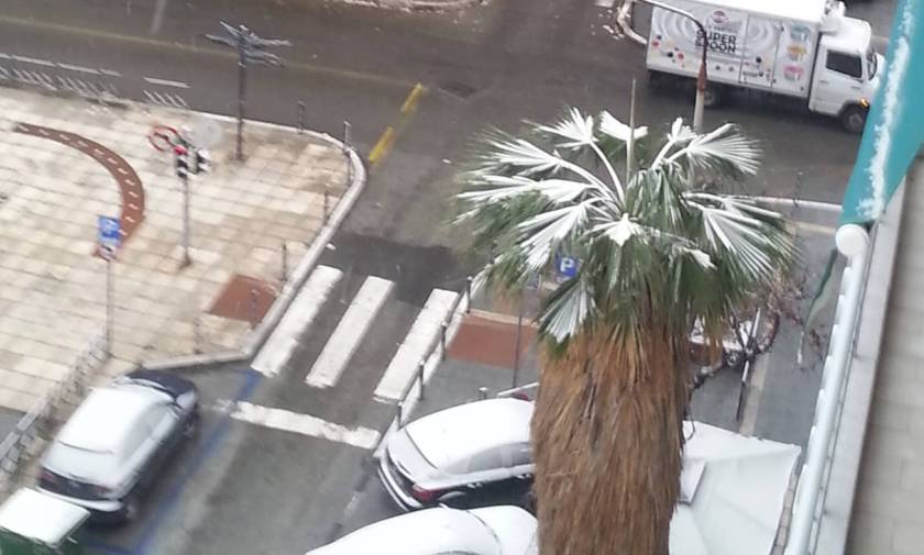 Καιρός ΤΩΡΑ: Χιονίζει στο κέντρο της Θεσσαλονίκης (pics+vid))