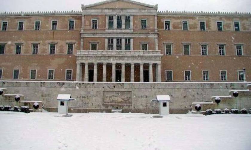 Καιρός ΤΩΡΑ: «Κλείδωσε» - Χιόνια και στο κέντρο της Αθήνας - Δείτε πότε!