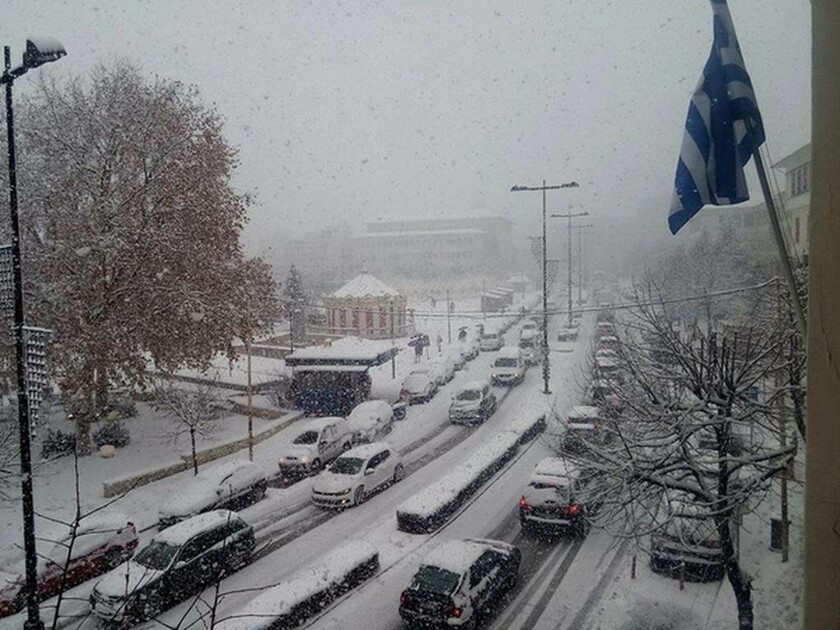Καιρός ΤΩΡΑ: Χιόνια και στο κέντρο της Αθήνας - Δείτε πότε!