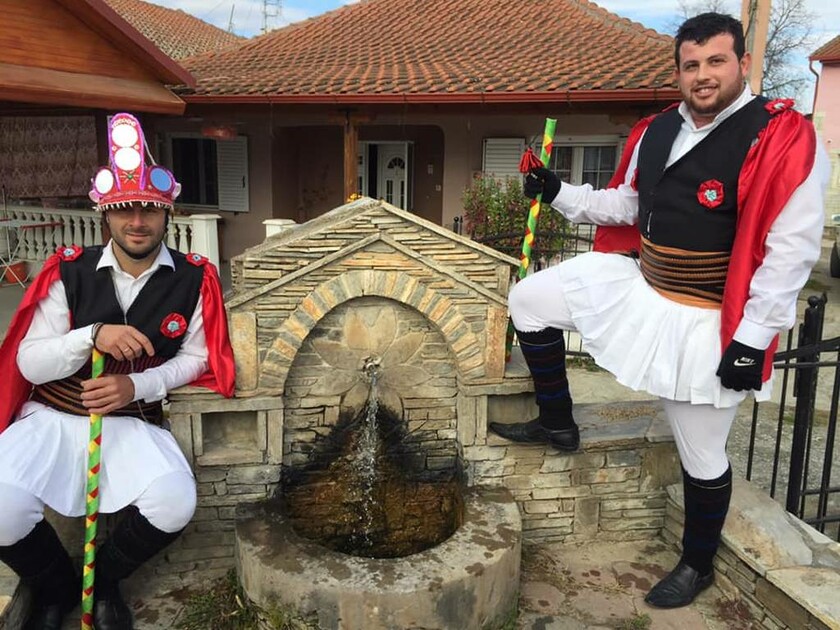 Η Εύξεινος Λέσχη Χαρίεσσας αναβίωσε το έθιμο των Μωμό’ερων (pics)