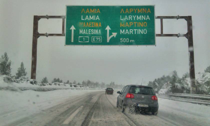 Καιρός: Σφοδρή χιονόπτωση στην Φθιώτιδα – Μάχη για να κρατηθεί ανοιχτή η Εθνική Οδός