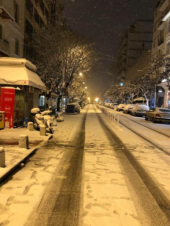 Καιρός: Στα λευκά όλη η Θεσσαλονίκη - Με προβλήματα οι μετακινήσεις (pics+vid)