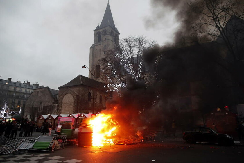 «Φωτιά» βάζουν ξανά στο Παρίσι τα «κίτρινα γιλέκα»: Σφοδρές συγκρούσεις ενάντια στην ακρίβεια (Pics)