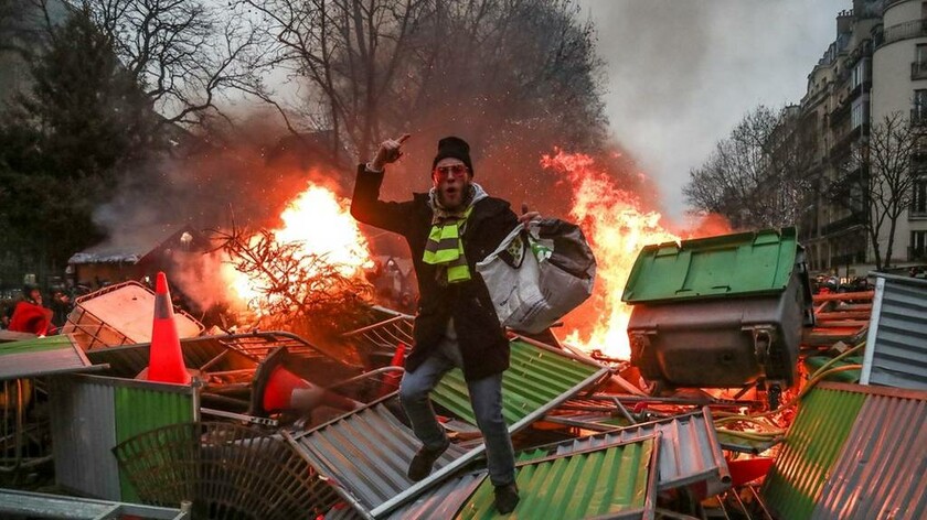 «Φωτιά» βάζουν ξανά στο Παρίσι τα «κίτρινα γιλέκα»: Σφοδρές συγκρούσεις ενάντια στην ακρίβεια (Pics)