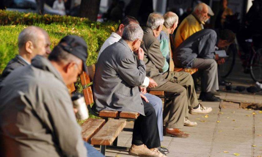 Δημογραφική «βόμβα»: Τουλάχιστον 800.000 λιγότεροι Έλληνες τα επόμενα χρόνια