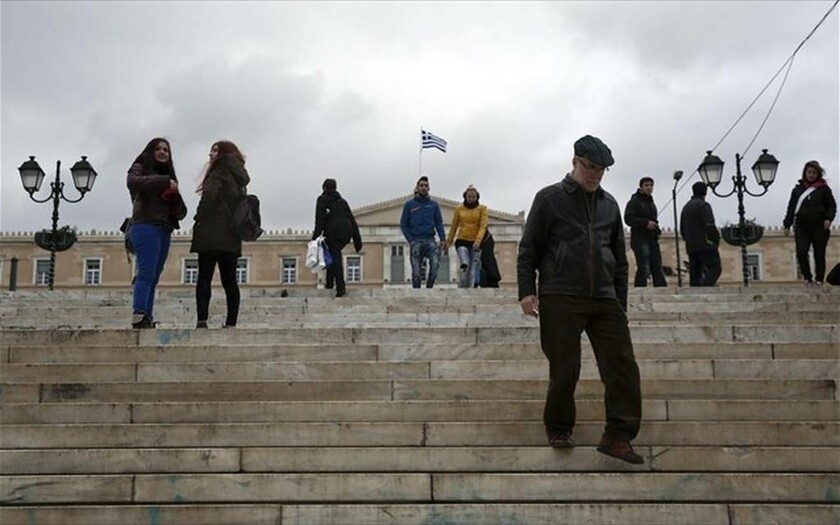 Δημογραφική «βόμβα»: Τουλάχιστον 800.000 λιγότεροι Έλληνες τα επόμενα χρόνια  