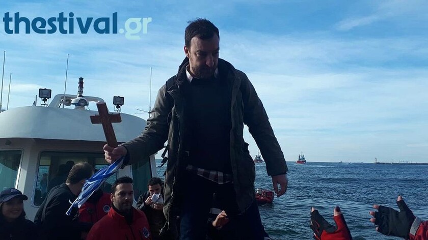 Θεοφάνεια 2019: «Για τη Μακεδονία» φώναξε ο άντρας που έπιασε τον Τίμιο Σταυρό στη Θεσσαλονίκη (vid)