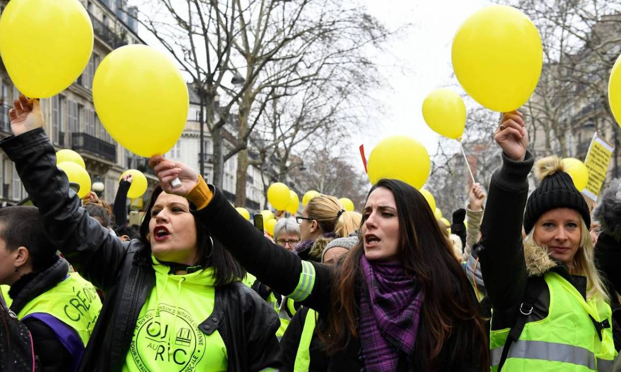 «Καζάνι που βράζει» η Γαλλία: Μαζική διαδήλωση από τις γυναίκες με τα «κίτρινα γιλέκα» στο Παρίσι