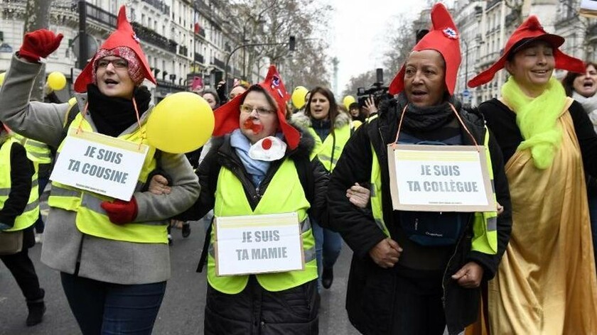 «Καζάνι που βράζει» η Γαλλία: Μαζική διαδήλωση από τις γυναίκες με τα «κίτρινα γιλέκα» στο Παρίσι