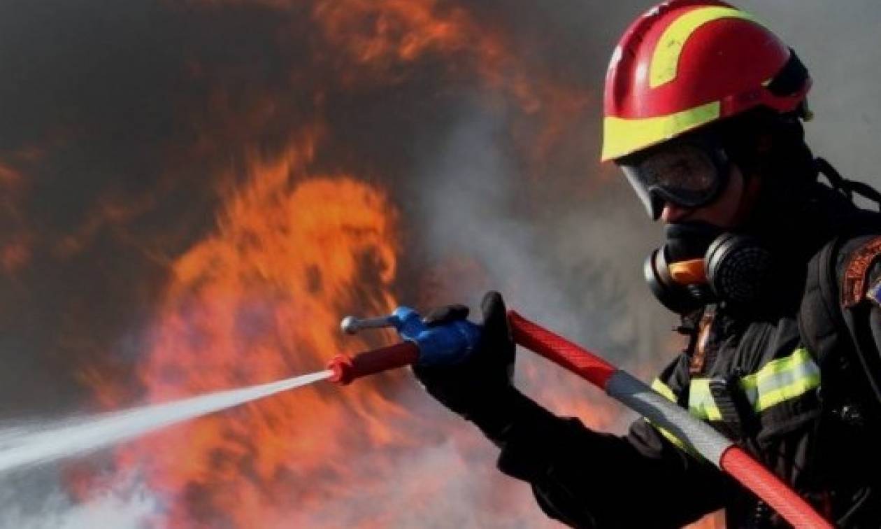 Συναγερμός στη Θεσσαλονίκη: Πυρκαγιά σε συνεργείο αυτοκινήτων -Απεγκλωβίστηκε ένας άνδρας